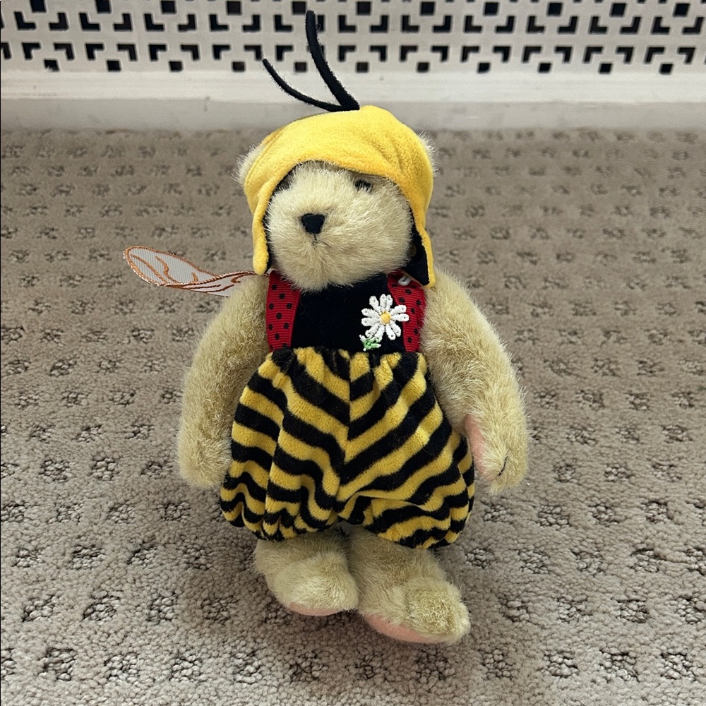 Muffy VanderBear “A Taste of Honey Bumble Bee” 1982